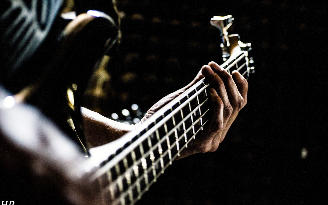 Guitarrista cuida el instrumento: tus manos!